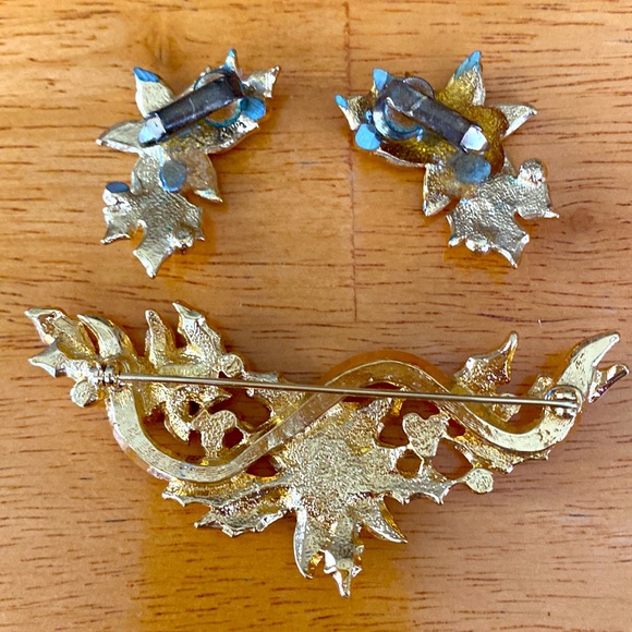 Vintage AVON Gold Tone Metal Christmas Pin And Matching Clip-on Earrings - Picture 2 of 3